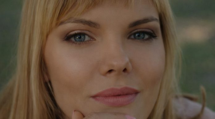 Nije u šminki ni odjeći: 6 stvari koje muškarci primjećuju odmah – a broj 5 ih tjera da zauvijek pamte ženu Nije u šminki ni odjeći: 6 stvari koje muškarci primjećuju odmah – a broj 5 ih tjera da zauvijek pamte ženu - featured image