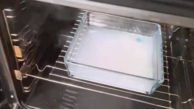 Stavite unutra i SAMO uključite rernu. Najgora prljavština će se sama skinuti!