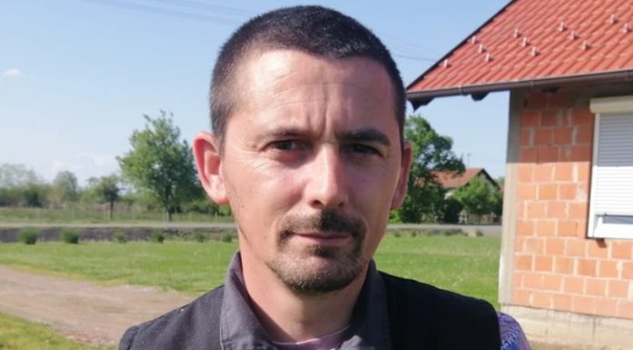 Ovaj Bosanac ima NAJLUĐE IME na Balkanu! Pop mu zato ZABRANIO ULAZAK U CRKVU, a policija ga pušta BEZ KAZNE kad zgreši: Ček samo da čujete KAKO MU SE BRAĆA ZOVU Ovaj Bosanac ima NAJLUĐE IME na Balkanu! Pop mu zato ZABRANIO ULAZAK U CRKVU, a policija ga pušta BEZ KAZNE kad zgreši: Ček samo da čujete KAKO MU SE BRAĆA ZOVU - featured image