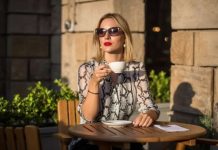 JEDNA SITNICA VAS RAZOTKRIVA: Žene koje ovo rade nikad u tuđim očima nisu PRAVE DAME već samo ‘SELJANKE’ bez bontona JEDNA SITNICA VAS RAZOTKRIVA: Žene koje ovo rade nikad u tuđim očima nisu PRAVE DAME već samo ‘SELJANKE’ bez bontona - featured image