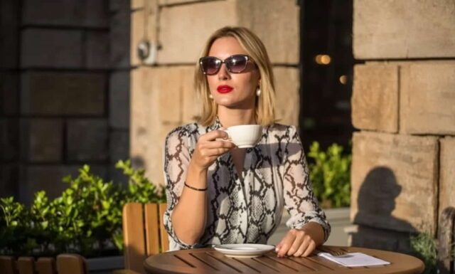 JEDNA SITNICA VAS RAZOTKRIVA: Žene koje ovo rade nikad u tuđim očima nisu PRAVE DAME već samo ‘SELJANKE’ bez bontona JEDNA SITNICA VAS RAZOTKRIVA: Žene koje ovo rade nikad u tuđim očima nisu PRAVE DAME već samo ‘SELJANKE’ bez bontona - featured image