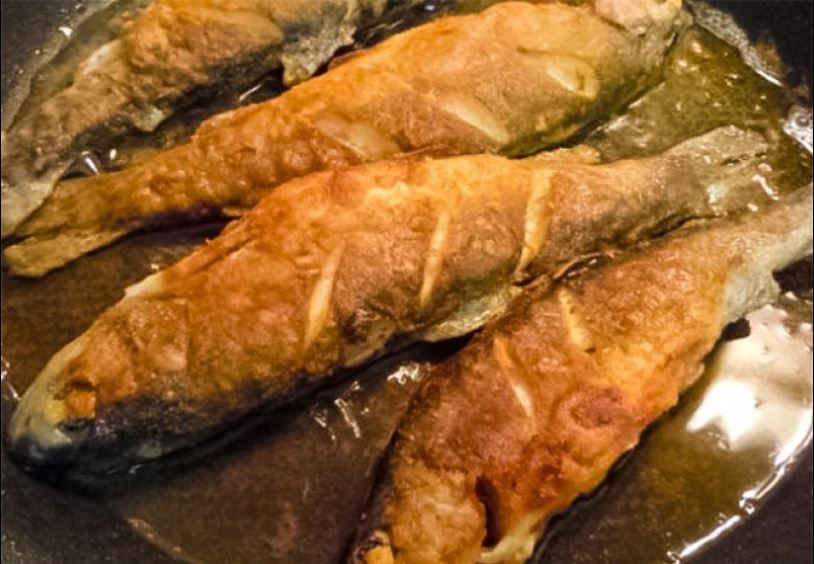 Kuhari ribu ne stavljaju u brašno, UVALJAJU JE U OVU NAMIRNICU: Ulje nikad ne prska, a ukus je bolji 10 puta - featured image Kuhari ribu ne stavljaju u brašno, UVALJAJU JE U OVU NAMIRNICU: Ulje nikad ne prska, a ukus je bolji 10 puta - featured image