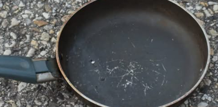 Izgrebana tava će biti kao nova: Sve što vam treba je 1 proizvod koji svi imaju u svojoj kuhinji! Izgrebana tava će biti kao nova: Sve što vam treba je 1 proizvod koji svi imaju u svojoj kuhinji! - featured image
