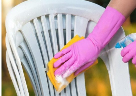 Kako najlakše očistiti bele plastične stolice? Trikovi uz koje će blistati kao da su sada stigle iz fabrike Kako najlakše očistiti bele plastične stolice? Trikovi uz koje će blistati kao da su sada stigle iz fabrike - featured image