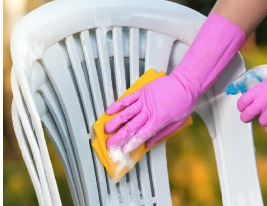 Kako najlakše očistiti bele plastične stolice? Trikovi uz koje će blistati kao da su sada stigle iz fabrike - featured image Kako najlakše očistiti bele plastične stolice? Trikovi uz koje će blistati kao da su sada stigle iz fabrike - featured image