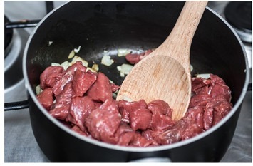 AKO JE MESO ŽILAVO OVO JE NAJBOLJI NAČIN DA GA OMEKŠATE AKO JE MESO ŽILAVO OVO JE NAJBOLJI NAČIN DA GA OMEKŠATE - featured image