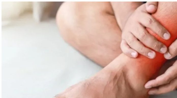 Noge vam otiču i teške su kao olovo? Ovo su simptomi koje ne smijete da ignorišete Noge vam otiču i teške su kao olovo? Ovo su simptomi koje ne smijete da ignorišete - featured image