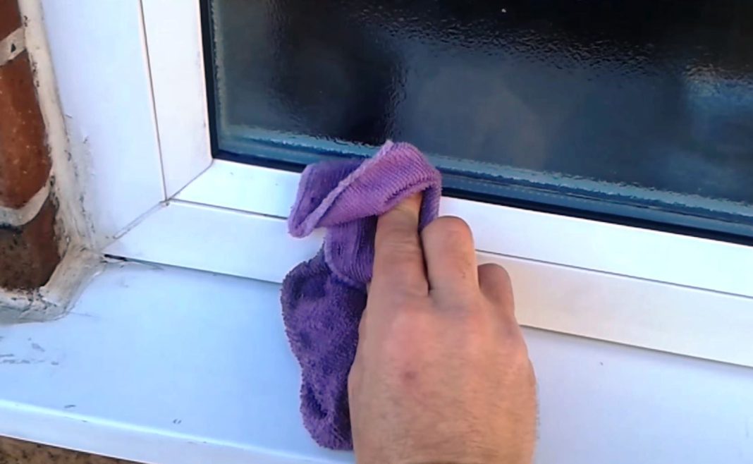 SAMO ISKUSNE D0MAĆICE ZNAJU DA SE PVC VRATA ČISTE UZ P0MOĆ OVE VOĆKE: 0ribaće Svu MASNOĆU I FLEKE Za Tren Oka - featured image SAMO ISKUSNE D0MAĆICE ZNAJU DA SE PVC VRATA ČISTE UZ P0MOĆ OVE VOĆKE: 0ribaće Svu MASNOĆU I FLEKE Za Tren Oka - featured image