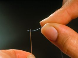 Četiri MILIONA ljudi ZAPREPASTIO je snimak koji pokazuje da cijeli život POGREŠNO uvlače konac u iglu! A možemo to da uradimo za SEKUND i to SMIJEŠNO lako Četiri MILIONA ljudi ZAPREPASTIO je snimak koji pokazuje da cijeli život POGREŠNO uvlače konac u iglu! A možemo to da uradimo za SEKUND i to SMIJEŠNO lako - featured image